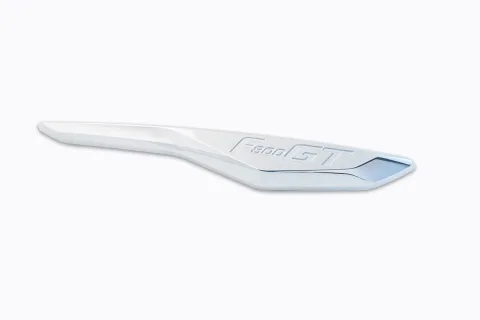 Aplique cromado com a inscrição F800 GT em relevo