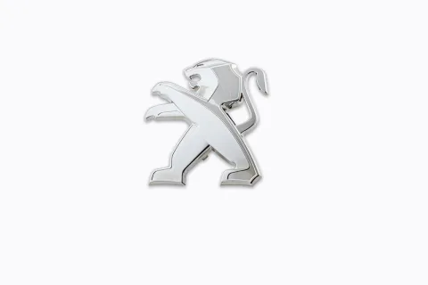 Emblema Peugeot cromado, com o leão em relevo