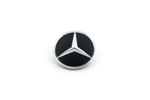 Emblema Mercedes-Benz com estrela cromada sobre fundo preto e aro cromado