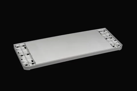 Painel branco alongado com blocos de encaixe nas duas extremidades