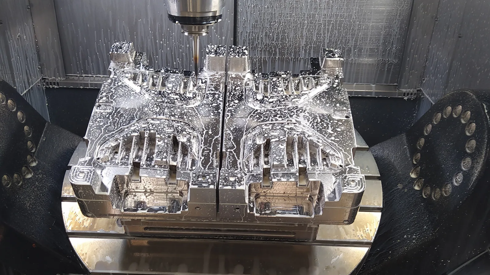 Fresagem CNC de um bloco de molde, com refrigeração abundante