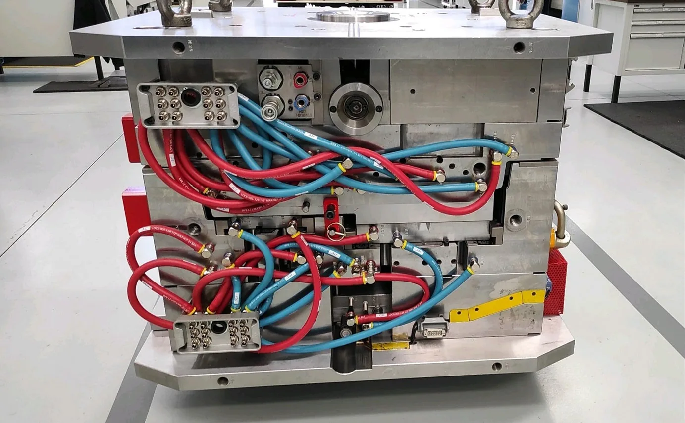 Molde de injeção com os circuitos de refrigeração em mangueiras vermelhas e azuis