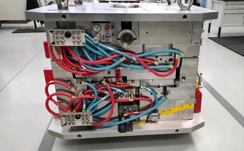 Molde de injeção com os circuitos de refrigeração em mangueiras vermelhas e azuis
